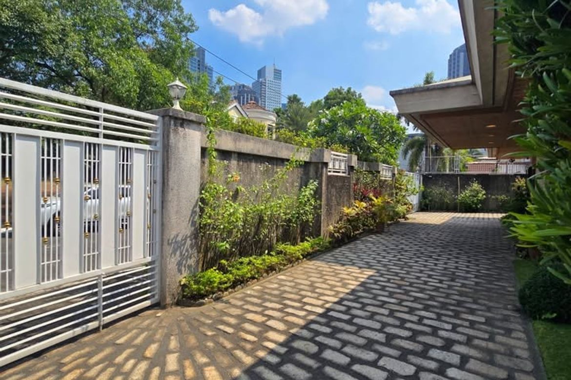 4 Bedroom House for Rent in Ugong Norte, Quezon City, Metro Manila