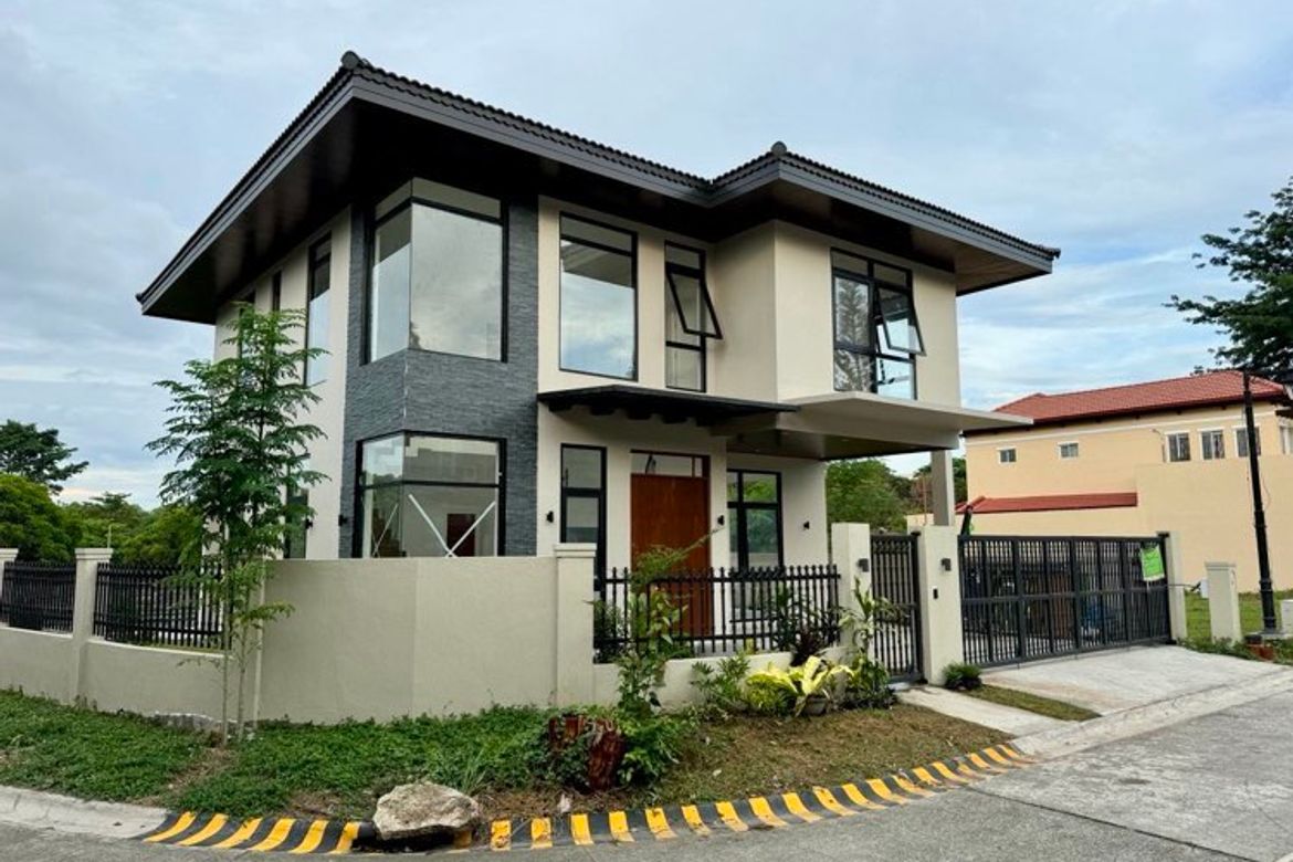 4 Bedroom House for Sale in Almanza Dos, Las Piñas, Metro Manila