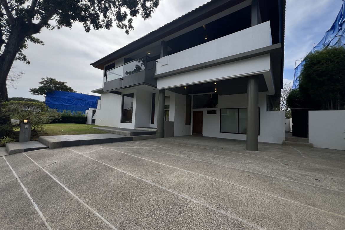4 Bedroom House for Sale in Almanza Dos, Las Piñas, Metro Manila