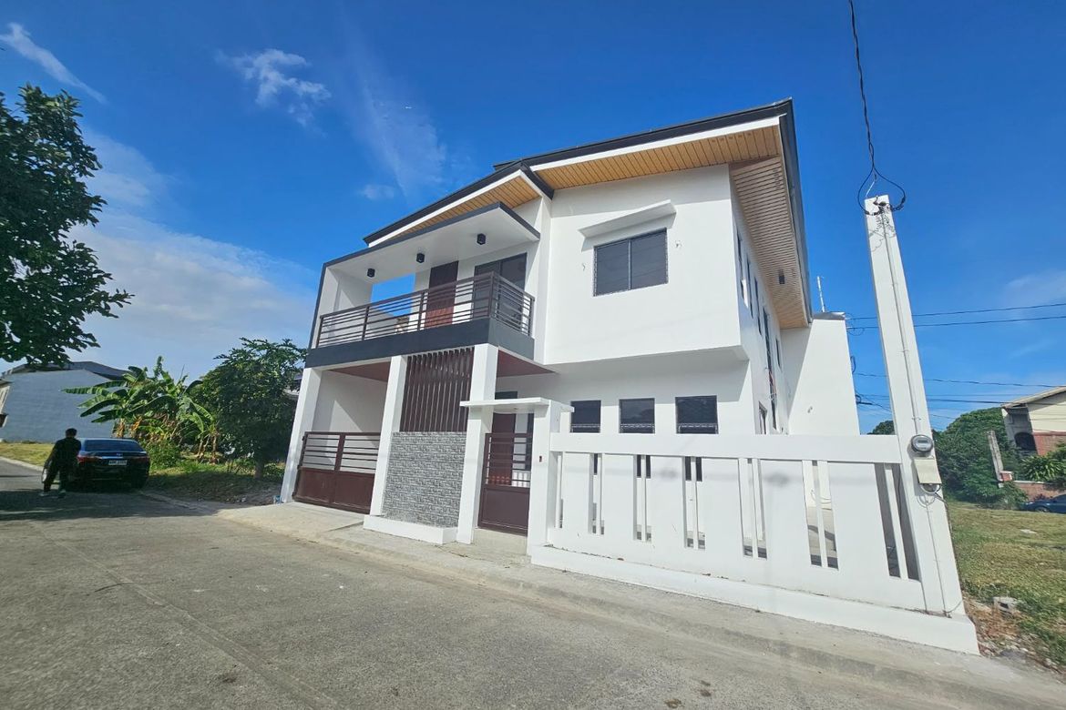 4 Bedroom House for Sale in Balibago, Santa Rosa, Laguna