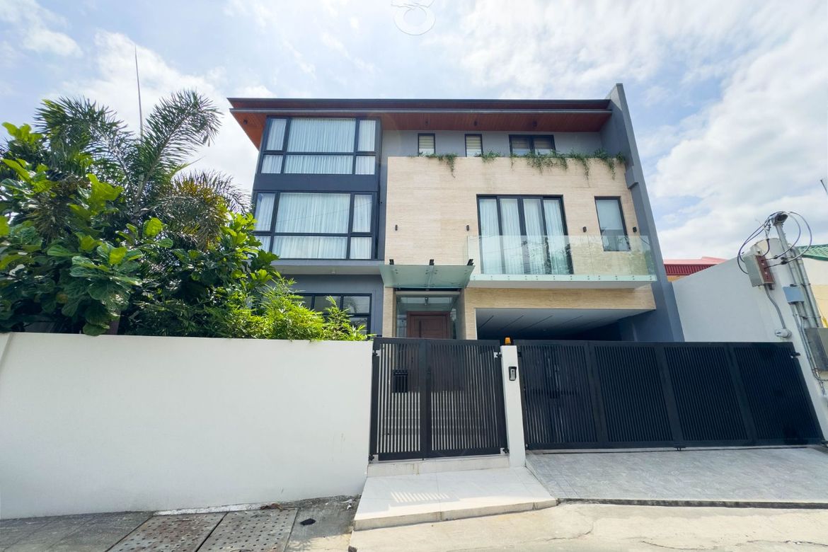 4 Bedroom House for Sale in Barangay 201, Pasay, Metro Manila