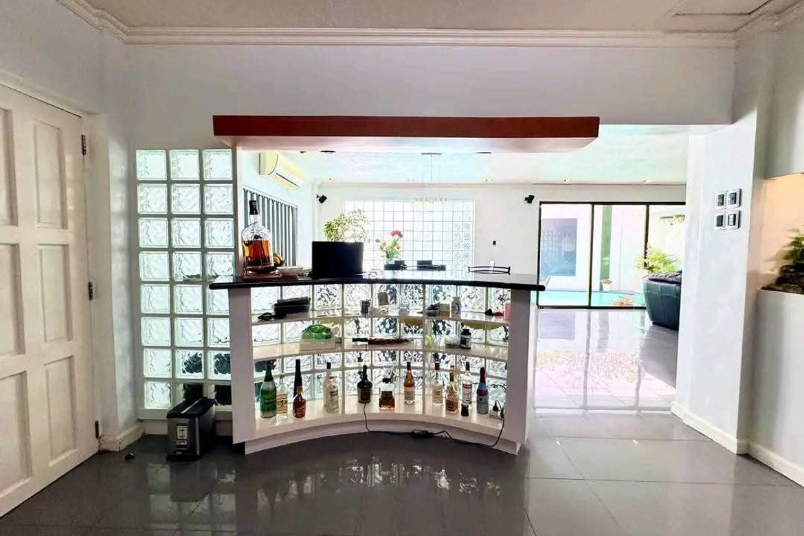 4 Bedroom House for Sale in BF Homes Parañaque, BF Homes, Parañaque, Metro Manila – photo 6