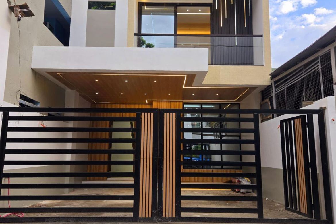 4 Bedroom House for Sale in Commonwealth, Quezon City, Metro Manila