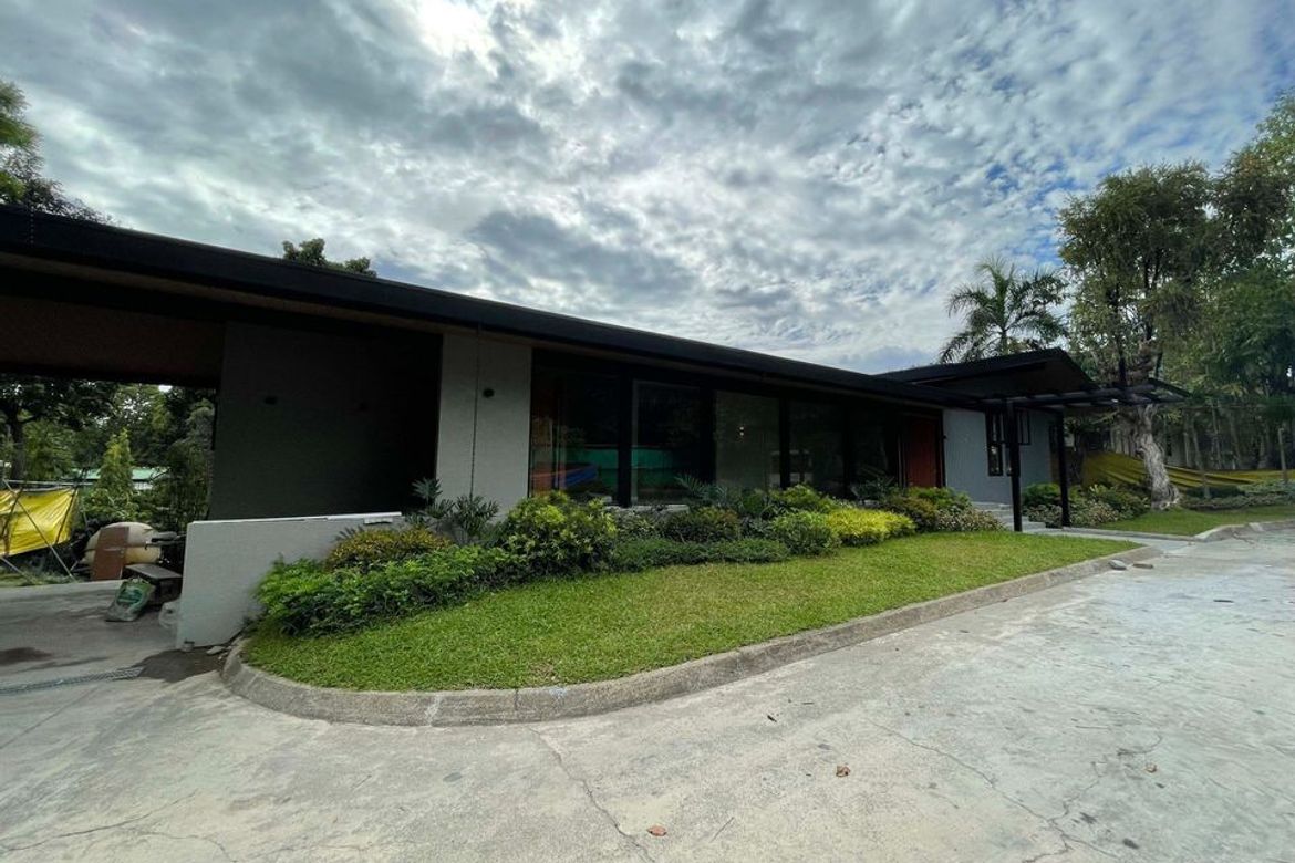 4 Bedroom House for Sale in Dasmariñas Village, Urdaneta, Makati City near MRT-3 Ayala