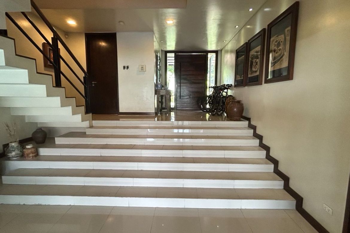 4 Bedroom House for Sale in LOYOLA GRAND VILLAS, Ramon Magsaysay, Quezon City, Metro Manila near LRT-1 Roosevelt – photo 5