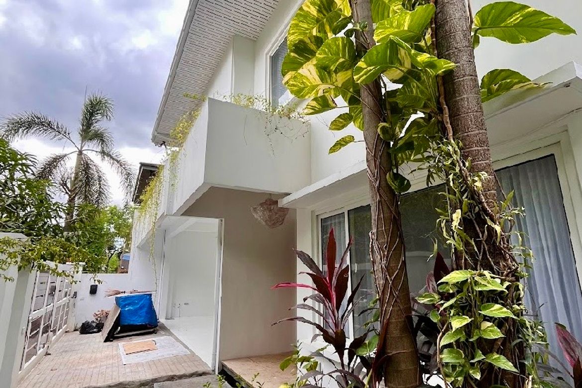 4 Bedroom House for Sale in Magallanes, Makati City near MRT-3 Magallanes