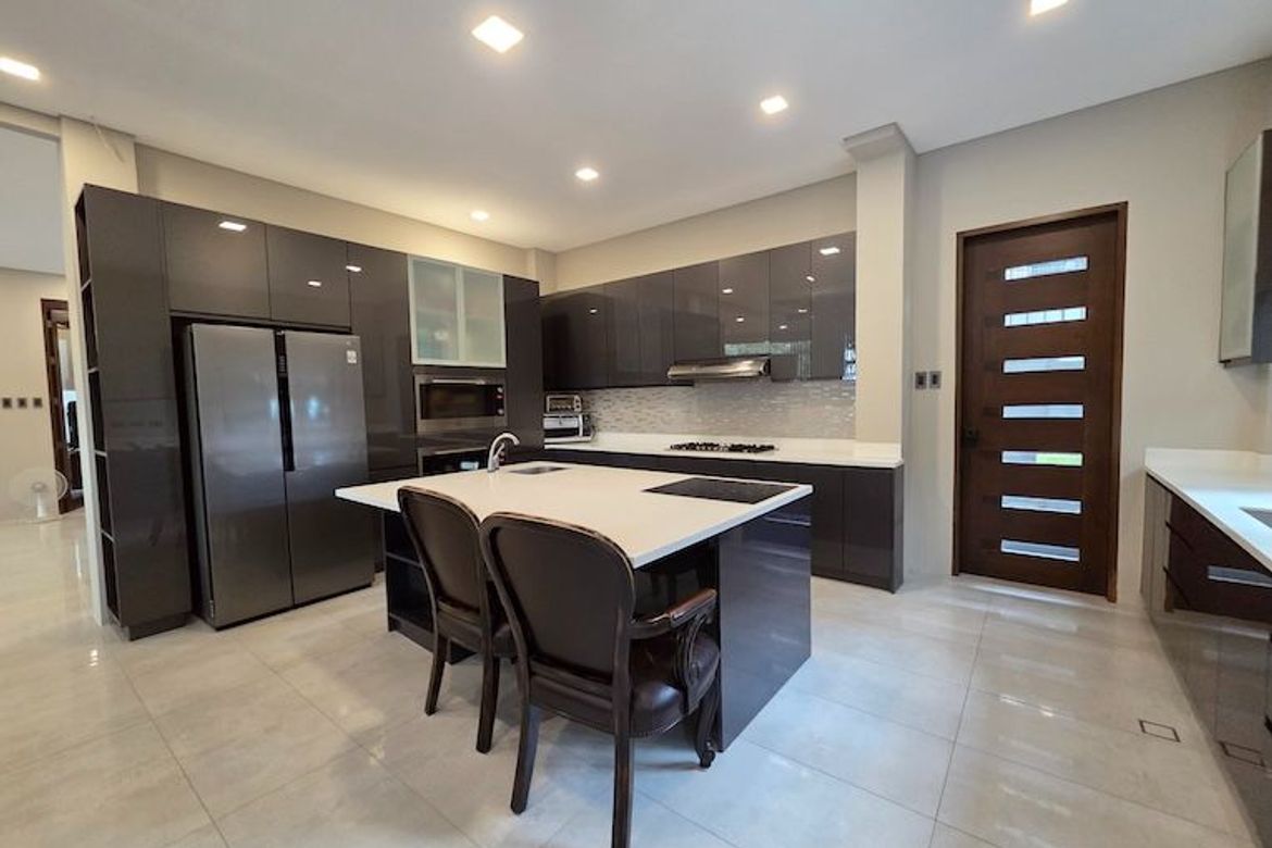 4 Bedroom House for Sale in Magallanes, Makati City near MRT-3 Magallanes – photo 5