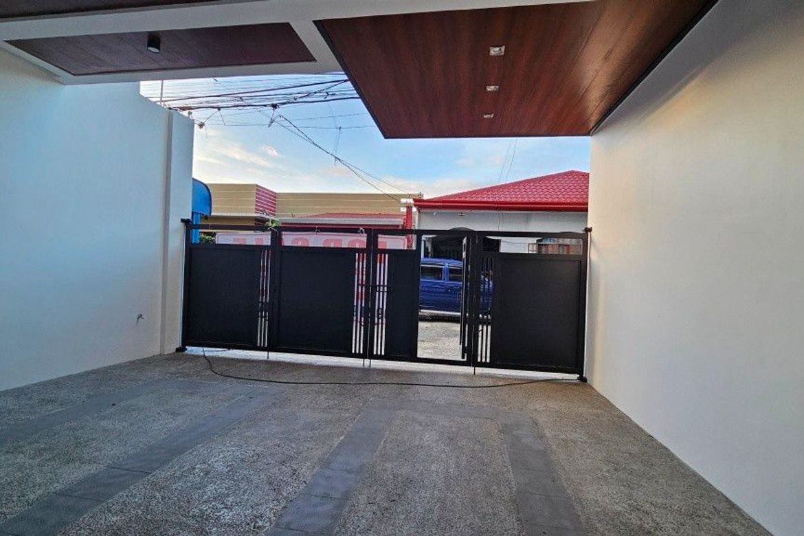 4 Bedroom House for Sale in Pilar, Las Piñas, Metro Manila – photo 4
