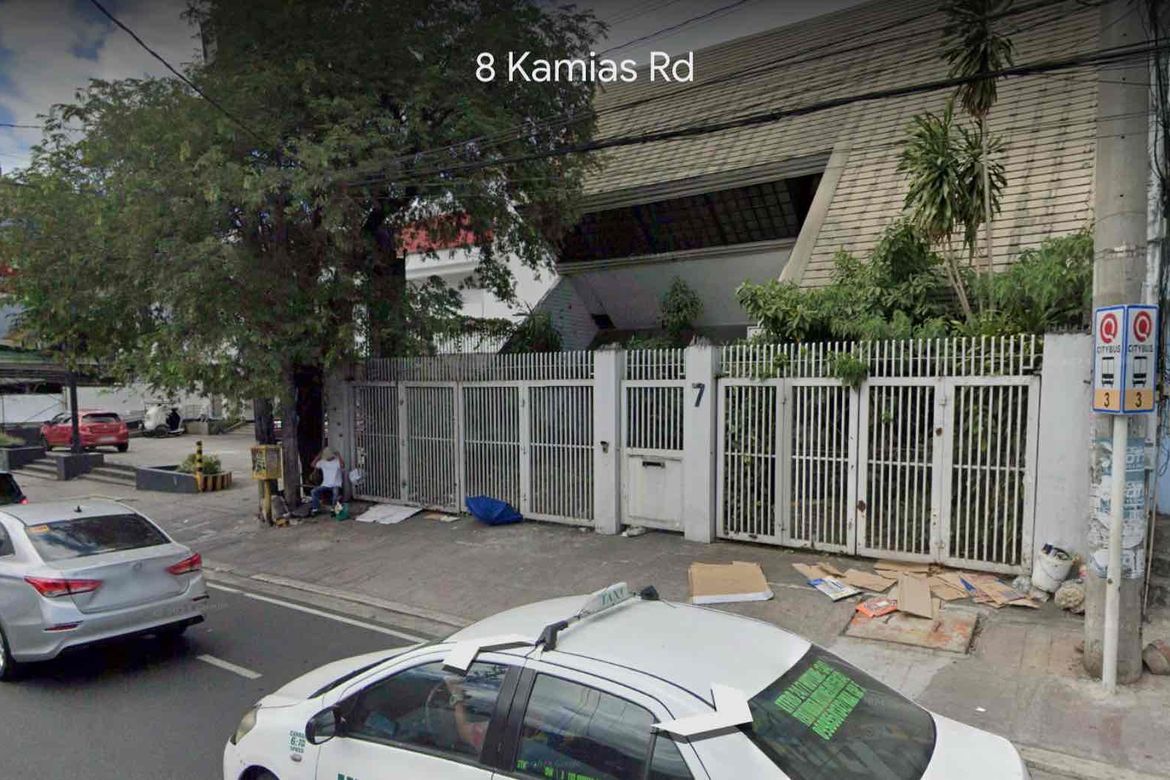 4 Bedroom House for Sale in Pinyahan, Quezon City, Metro Manila near MRT-3 Kamuning