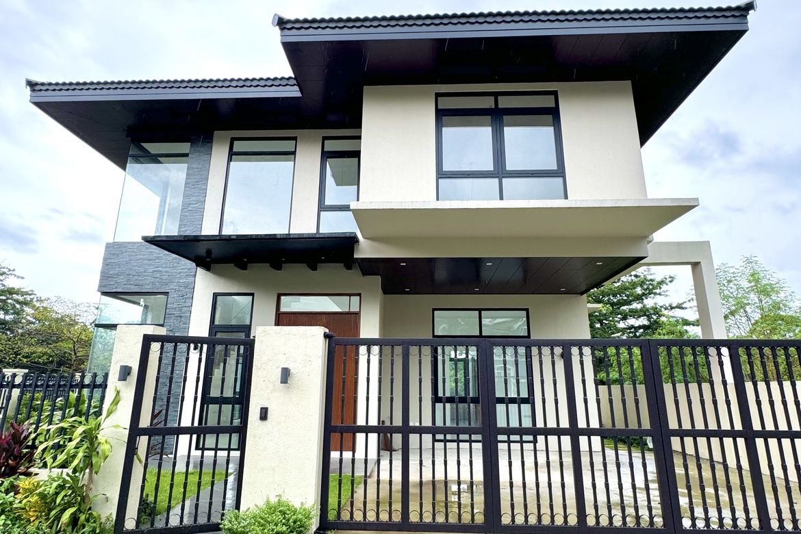 4 Bedroom House for Sale in Portofino Heights, Almanza Dos, Las Piñas, Metro Manila