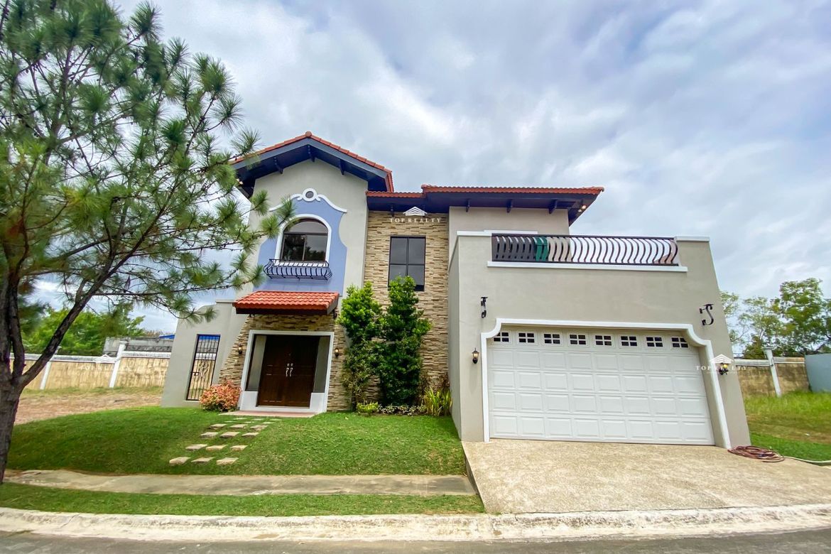 4 Bedroom House for Sale in Portofino Heights, Almanza Dos, Las Piñas, Metro Manila