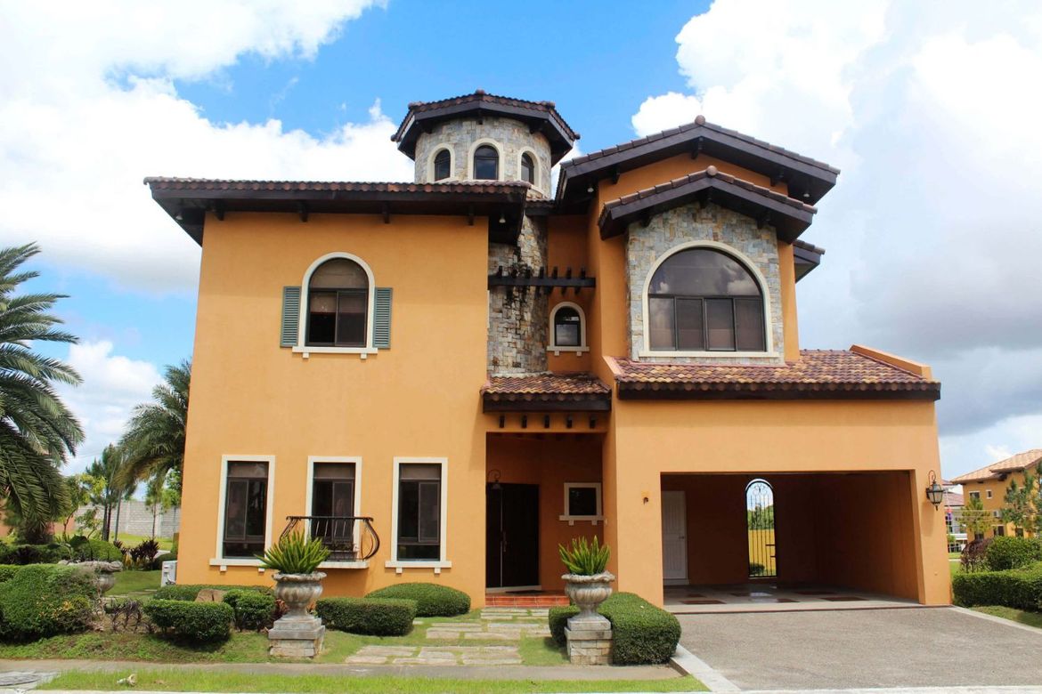 4 Bedroom House for Sale in Portofino South, Poblacion, Muntinlupa, Metro Manila