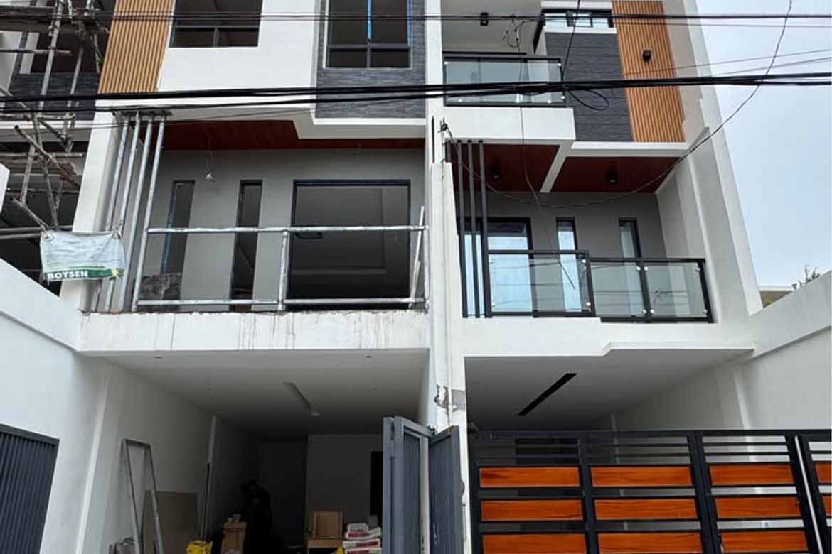 4 Bedroom House for Sale in San Isidro, Parañaque, Metro Manila