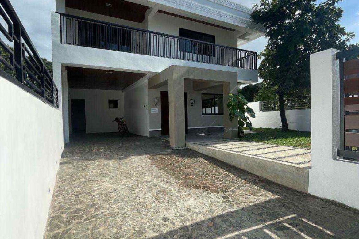 4 Bedroom House for Sale in San Isidro, Parañaque, Metro Manila