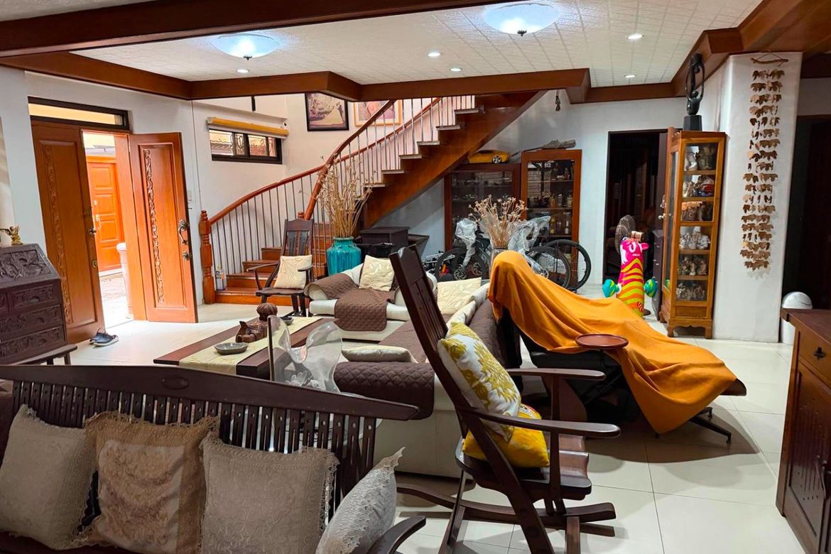 4 Bedroom House for Sale in San Lorenzo, Makati, Metro Manila near MRT-3 Ayala