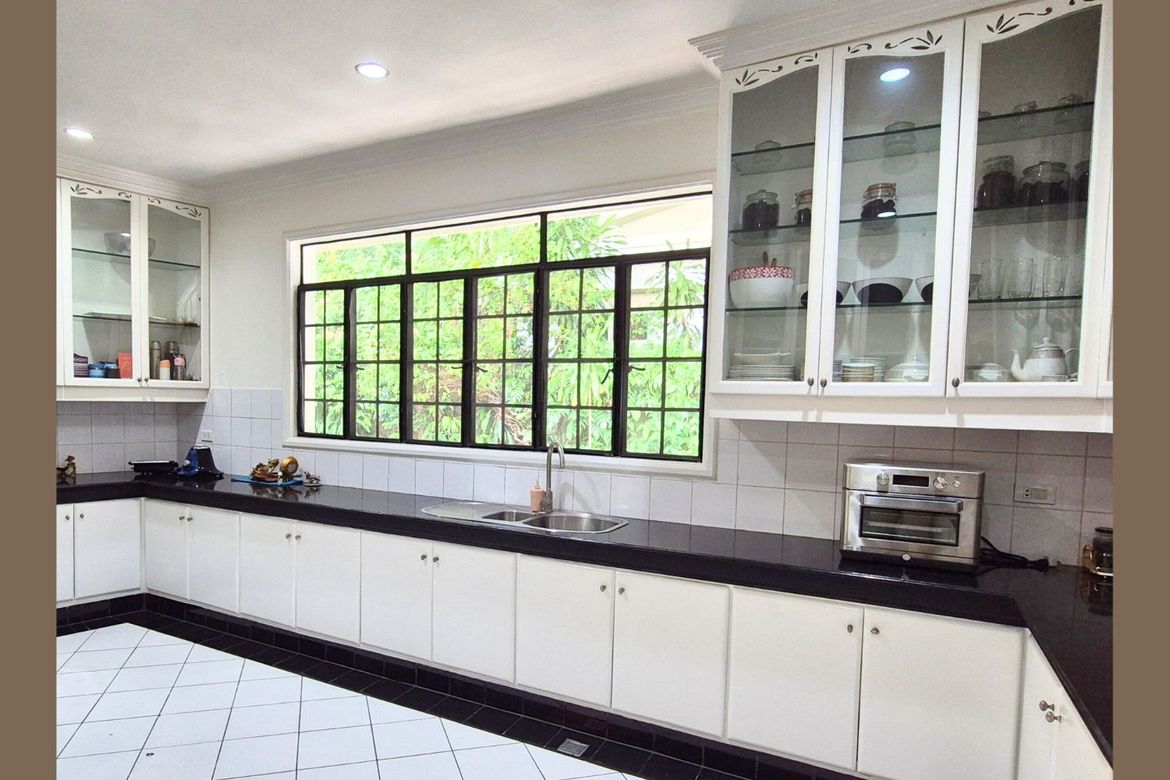 4 Bedroom House for Sale in San Lorenzo, Makati, Metro Manila near MRT-3 Ayala – photo 6
