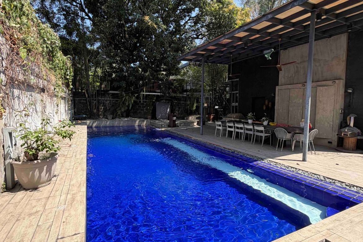 4 Bedroom House for Sale in San Lorenzo, Makati, Metro Manila near MRT-3 Ayala
