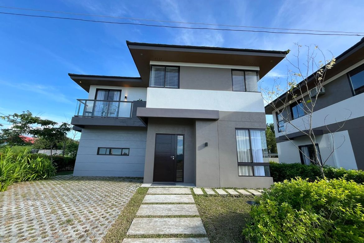 4 Bedroom House for Sale in Santo Domingo, Santa Rosa, Laguna