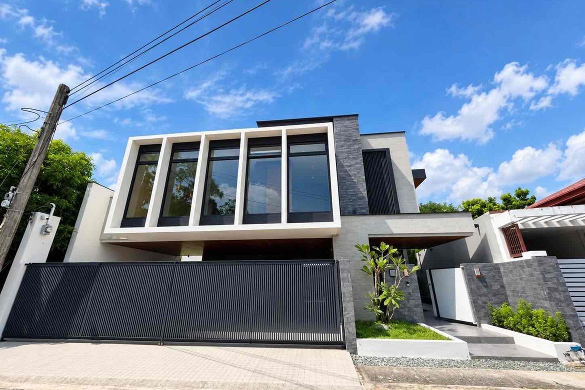 4 Bedroom House for Sale in Santo Rosario, San Fernando, Pampanga