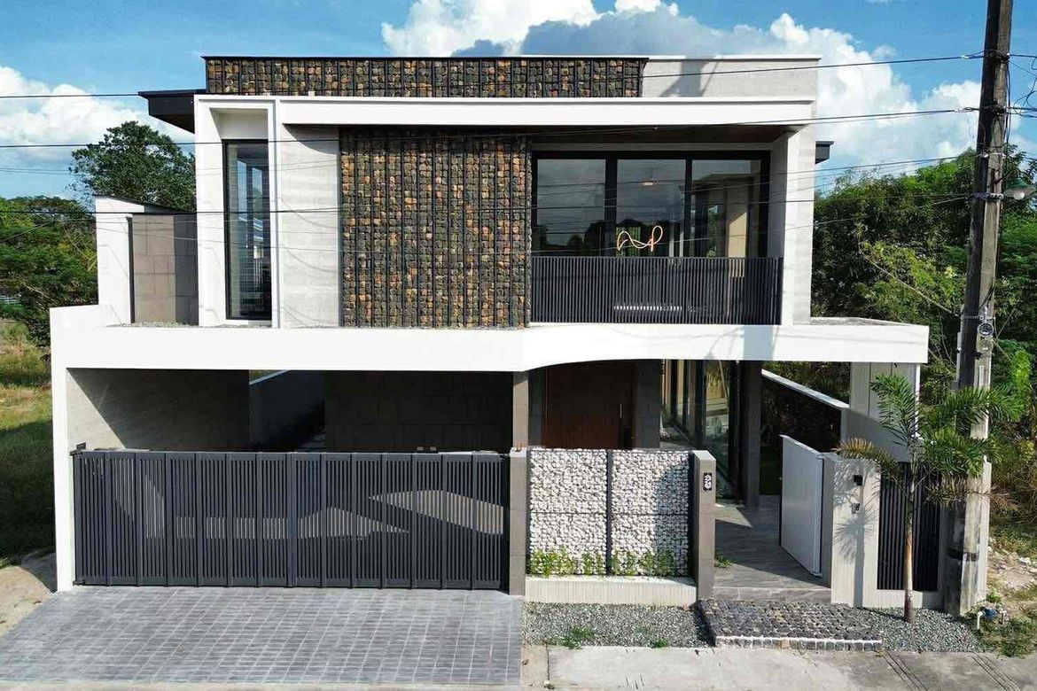 4 Bedroom House for Sale in Santo Rosario, San Fernando, Pampanga