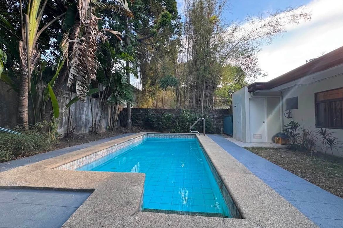 4 Bedroom House for Sale in Urdaneta, Makati, Metro Manila near MRT-3 Buendia