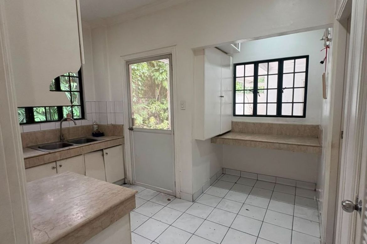 4 Bedroom House for Sale in Urdaneta, Makati, Metro Manila near MRT-3 Buendia – photo 8