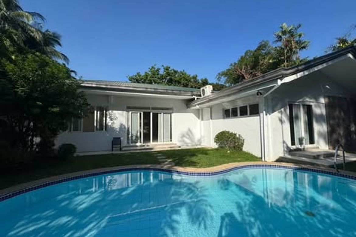4 Bedroom House for Sale in Urdaneta, Makati, Metro Manila near MRT-3 Buendia