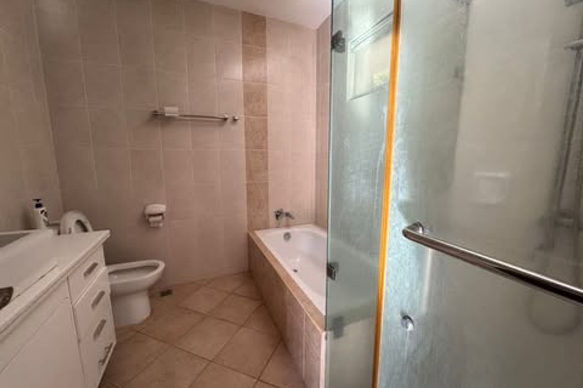 4 Bedroom House for Sale in Urdaneta, Makati, Metro Manila near MRT-3 Buendia – photo 3