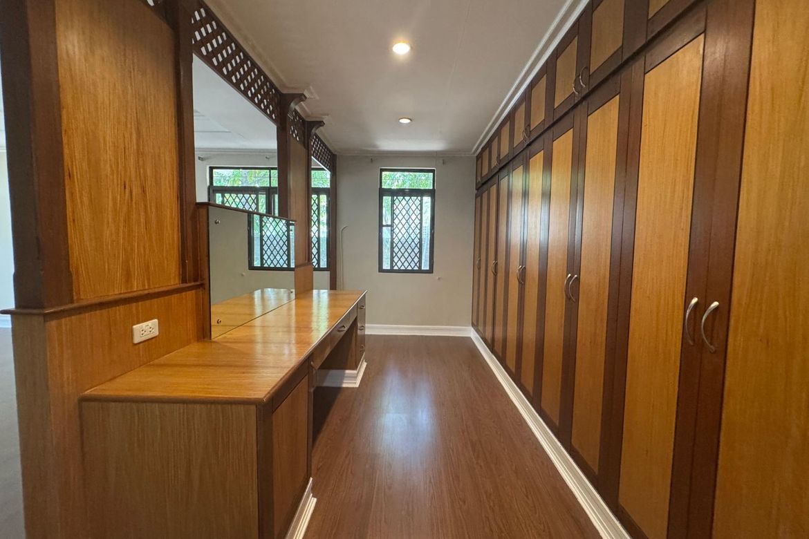 4 Bedroom House for Sale in Urdaneta Village, Bangkal, Makati, Metro Manila near MRT-3 Magallanes – photo 6