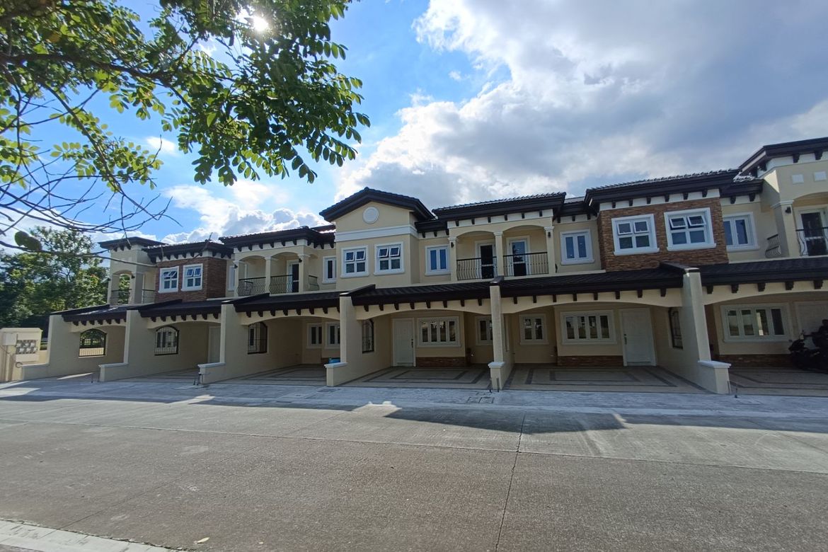 4 Bedroom Townhouse for Sale in Almanza Dos, Las Piñas, Metro Manila