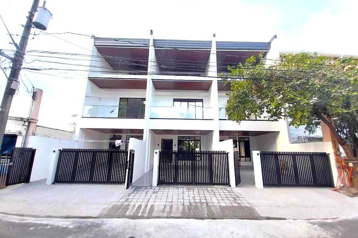 4 Bedroom Townhouse for Sale in Almanza Uno, Las Piñas, Metro Manila