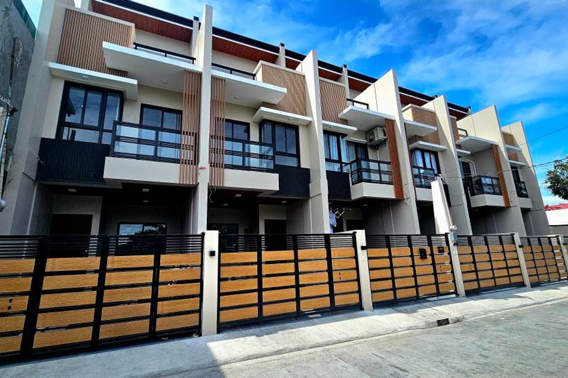 4 Bedroom Townhouse for Sale in Almanza Uno, Las Piñas, Metro Manila