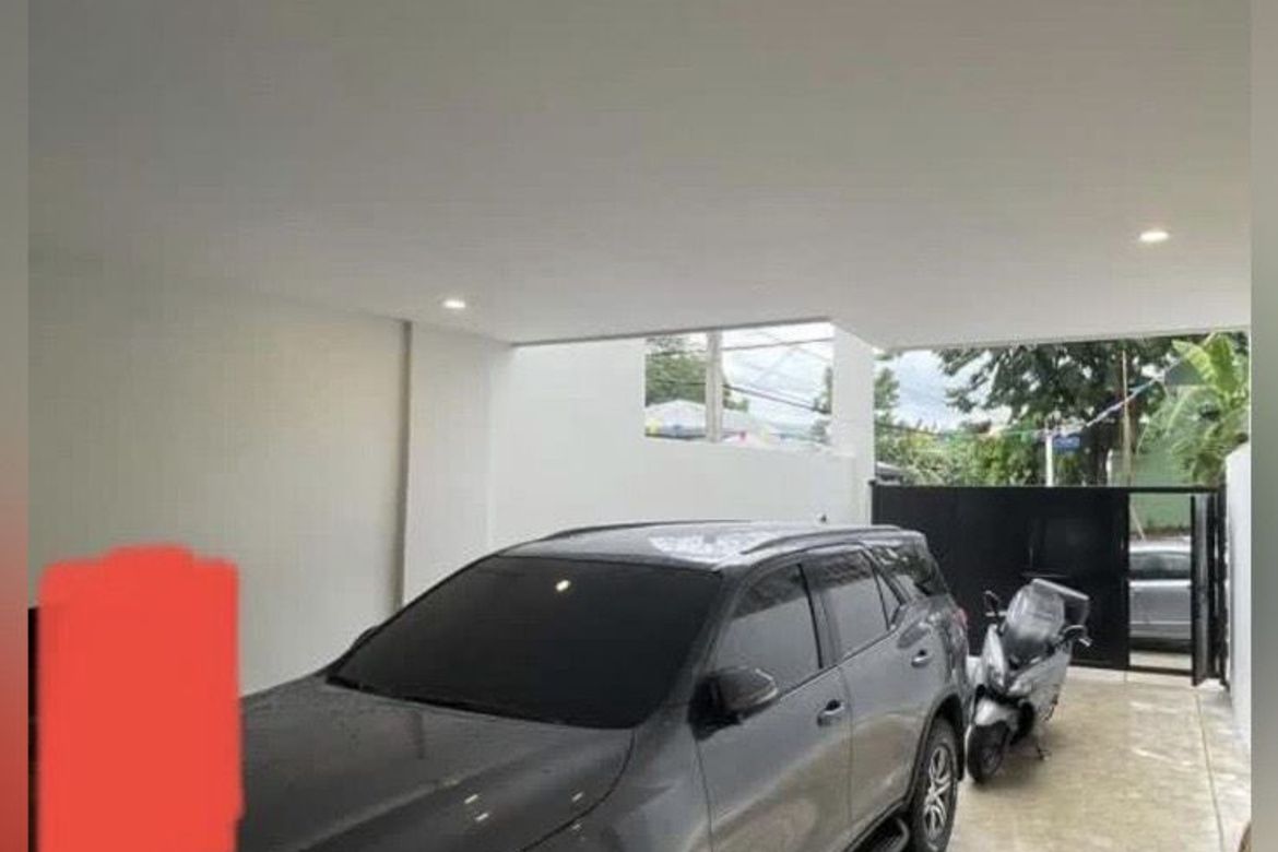 4 Bedroom Townhouse for Sale in Barangay 42, Caloocan, Metro Manila near LRT-1 R. Papa