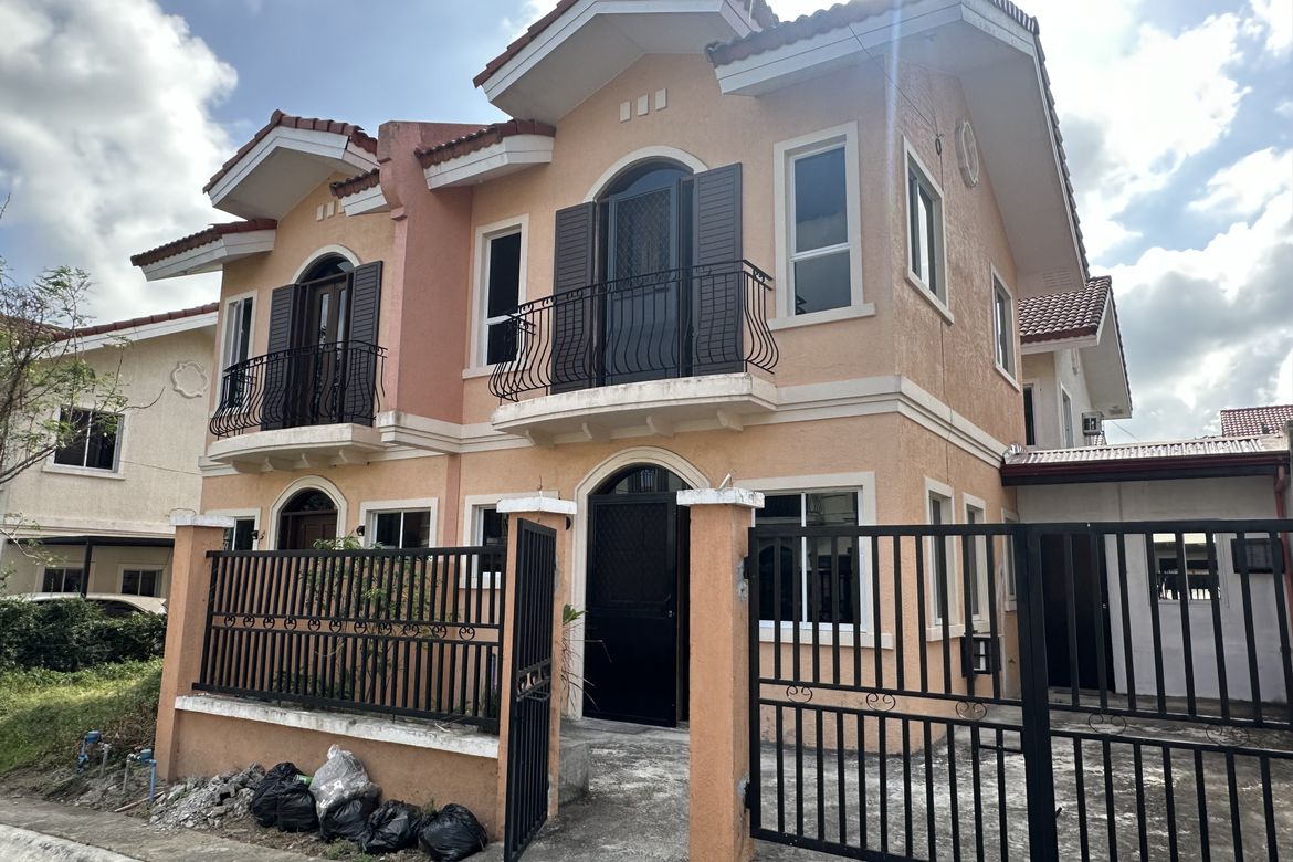 4 Bedroom Townhouse for Sale in Hoyo, Silang, Cavite