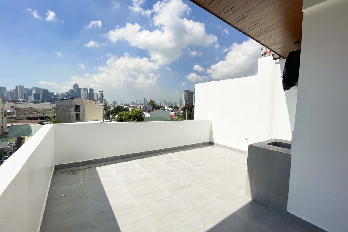 4 Bedroom Townhouse for Sale in Kapitolyo, Pasig, Metro Manila near MRT-3 Boni – photo 5