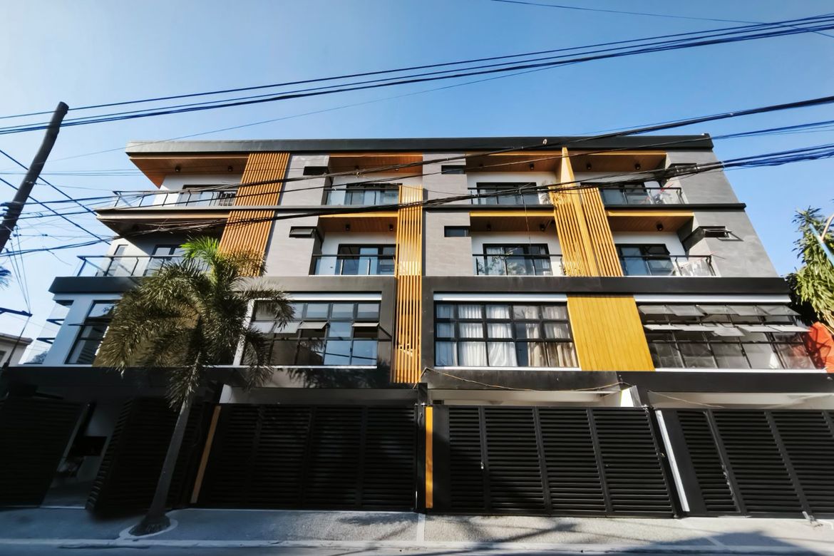 4 Bedroom Townhouse for Sale in Malamig, Mandaluyong, Metro Manila near MRT-3 Boni