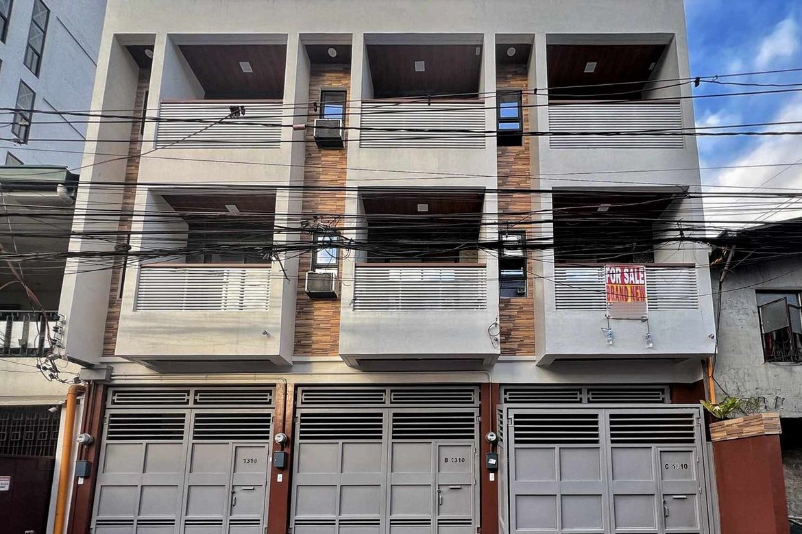 4 Bedroom Townhouse for Sale in Manila, Metro Manila near LRT-2 Legarda