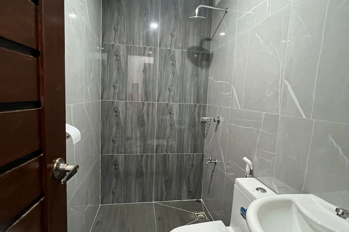 4 Bedroom Townhouse for Sale in Manila, Metro Manila near LRT-2 Legarda – photo 3