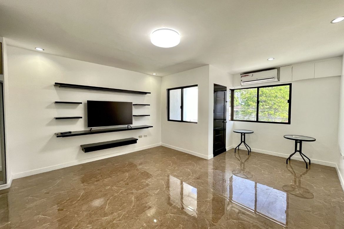 4 Bedroom Townhouse for Sale in Sacred Heart, Quezon City, Metro Manila near MRT-3 Kamuning – photo 3