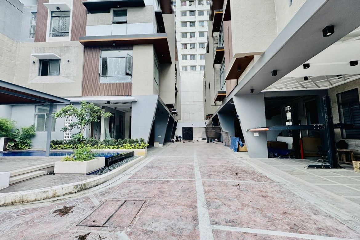 4 Bedroom Townhouse for Sale in Sacred Heart, Quezon City, Metro Manila near MRT-3 Kamuning – photo 4