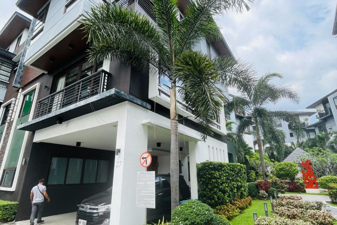 4 Bedroom Townhouse for Sale in San Juan Townhouse, San Juan, Metro Manila near LRT-2 J. Ruiz