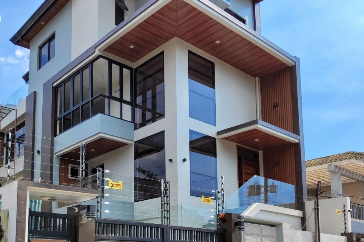 4 Bedroom Townhouse for Sale in Santa Mesa, Manila, Metro Manila near LRT-2 V. Mapa