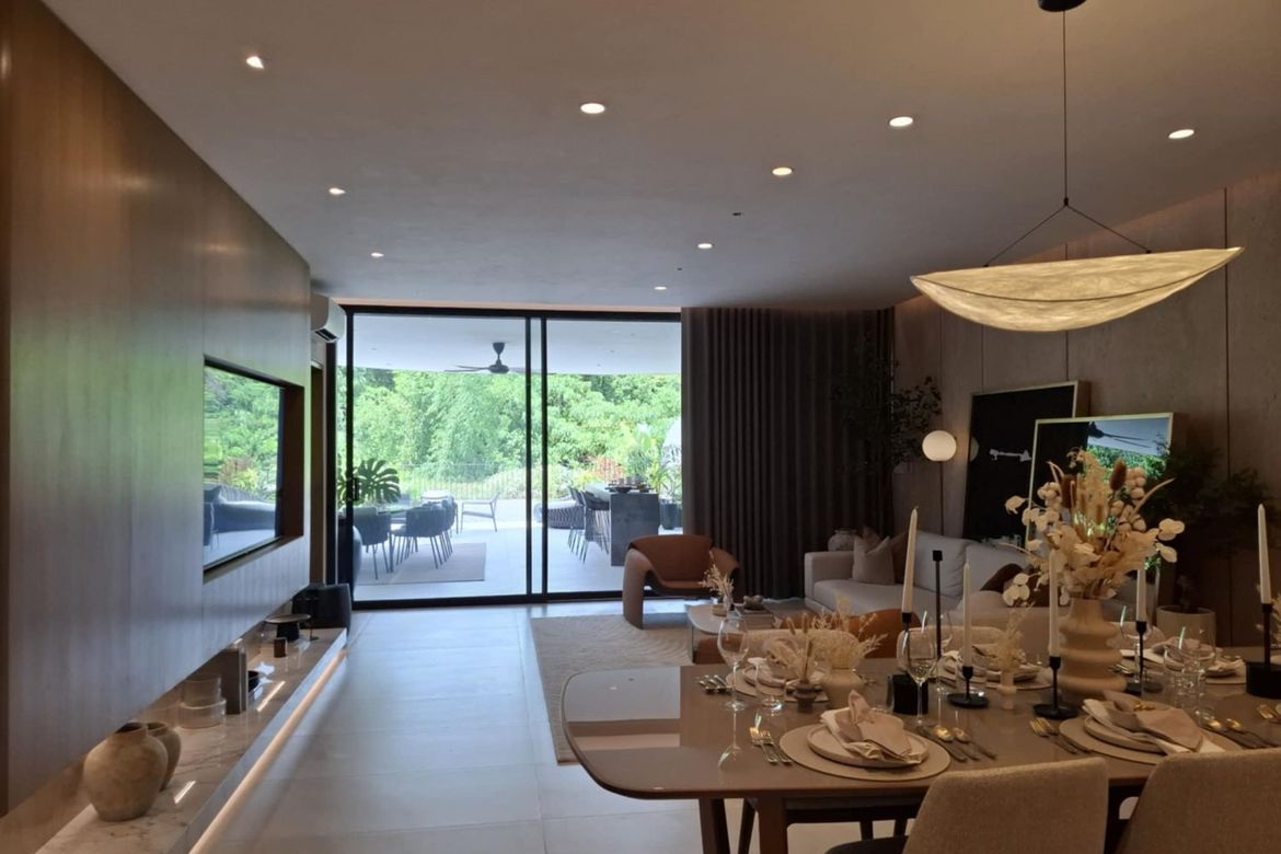 4 Bedroom Villa for Sale in Urdaneta, Makati, Metro Manila near MRT-3 Ayala