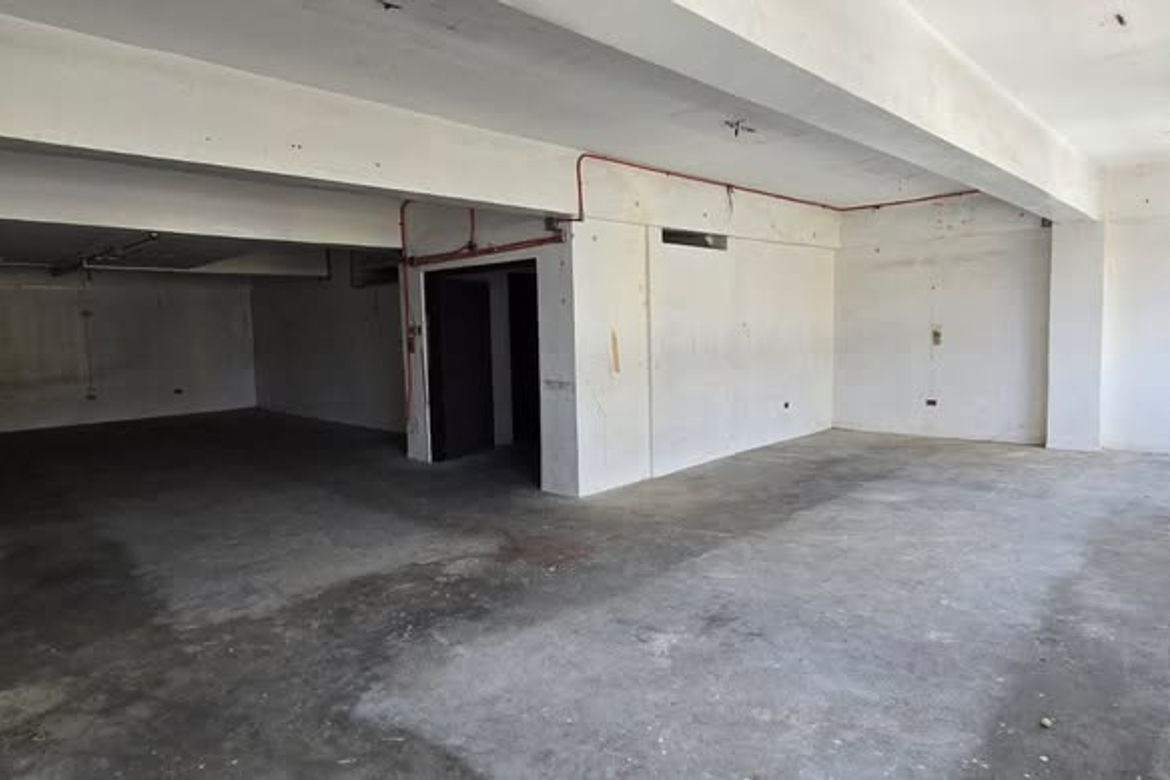 5 Bedroom Commercial for Sale in Manila, Metro Manila near LRT-2 Legarda – photo 3