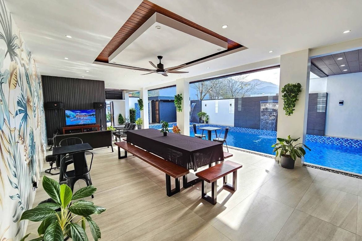 5 Bedroom Commercial for Sale in Timugan, Los Baños, Laguna