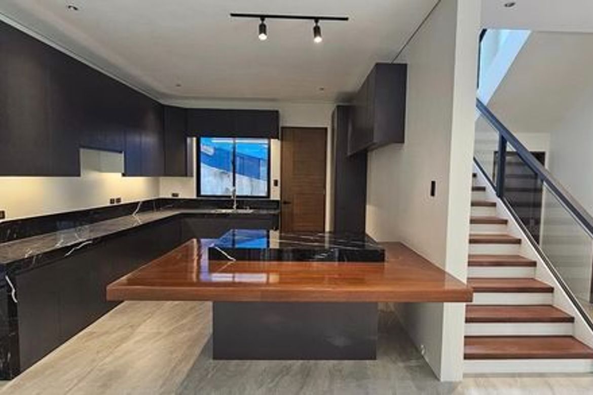 5 Bedroom Condo for Sale in BF Homes Executive Village, Almanza Uno, Las Piñas, Metro Manila