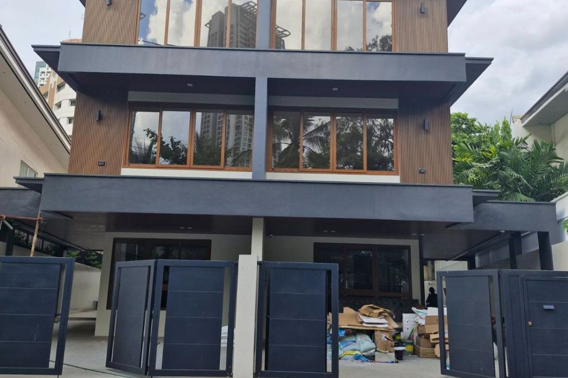 5 Bedroom House for Rent in Bel-Air, Makati, Metro Manila near MRT-3 Buendia