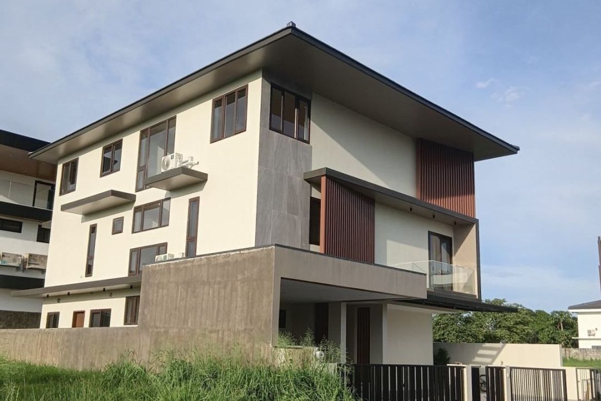 5 Bedroom House for Sale in Alabang West Village, Almanza Dos, Las Piñas, Metro Manila