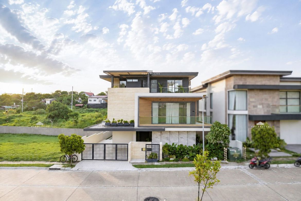 5 Bedroom House for Sale in Almanza Dos, Las Piñas, Metro Manila