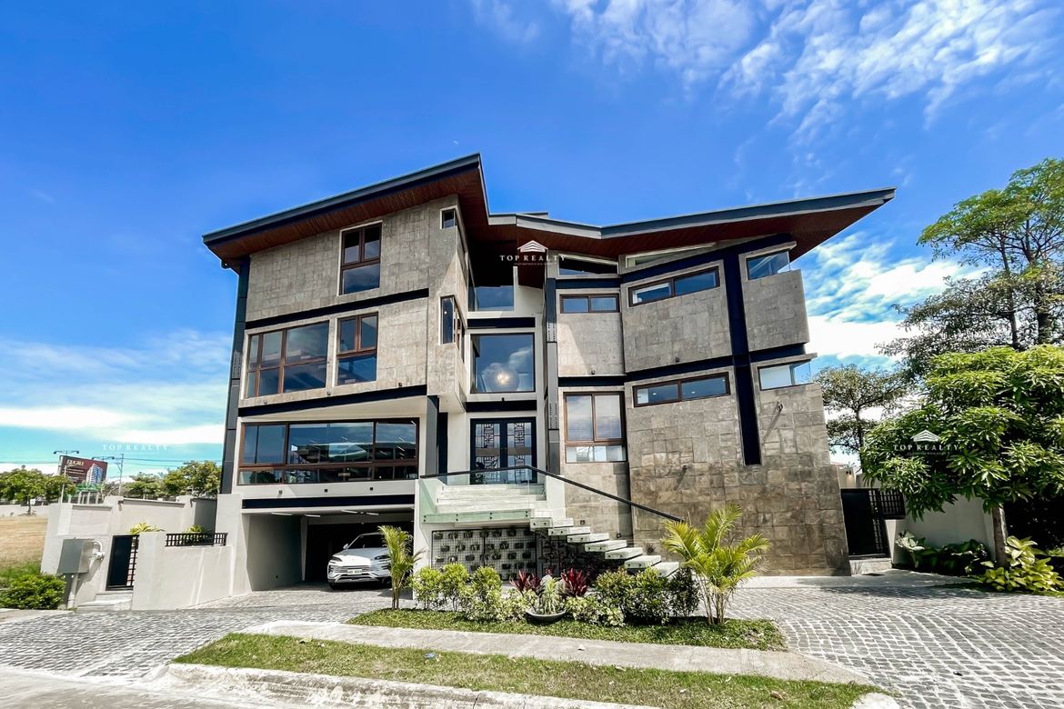 5 Bedroom House for Sale in Almanza Dos, Las Piñas, Metro Manila